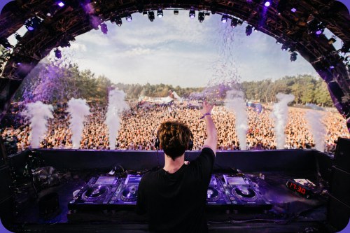 DJ på hovedscenen med lysshow